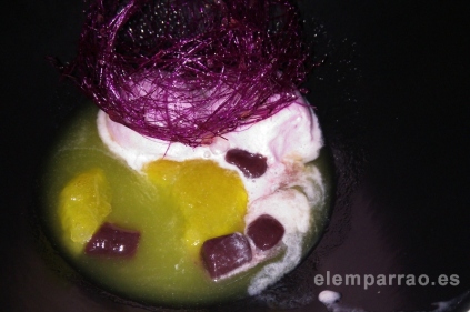 Sopa de piña con helado de violeta