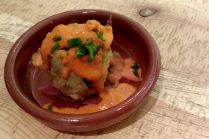 Alcachofas en temporada rellenas de paté de pato con cama de jamón a la plancha y salsa de pimiento de piquillo.